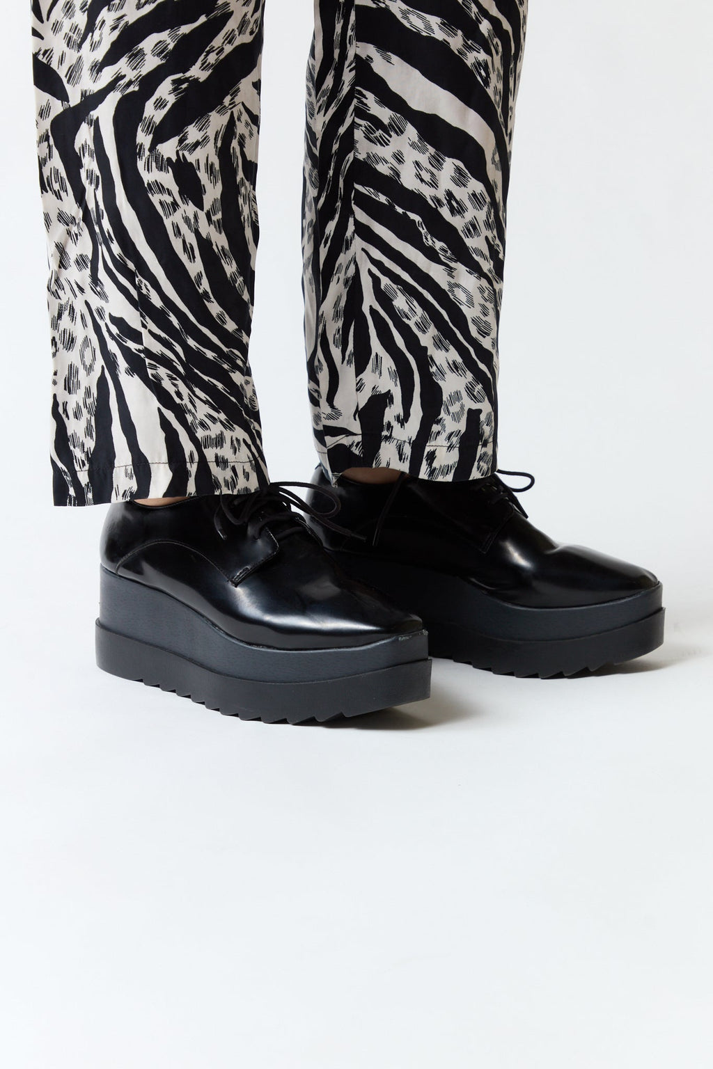 mujer vistiendo producto negro Prüne, estilo urbano en estudio