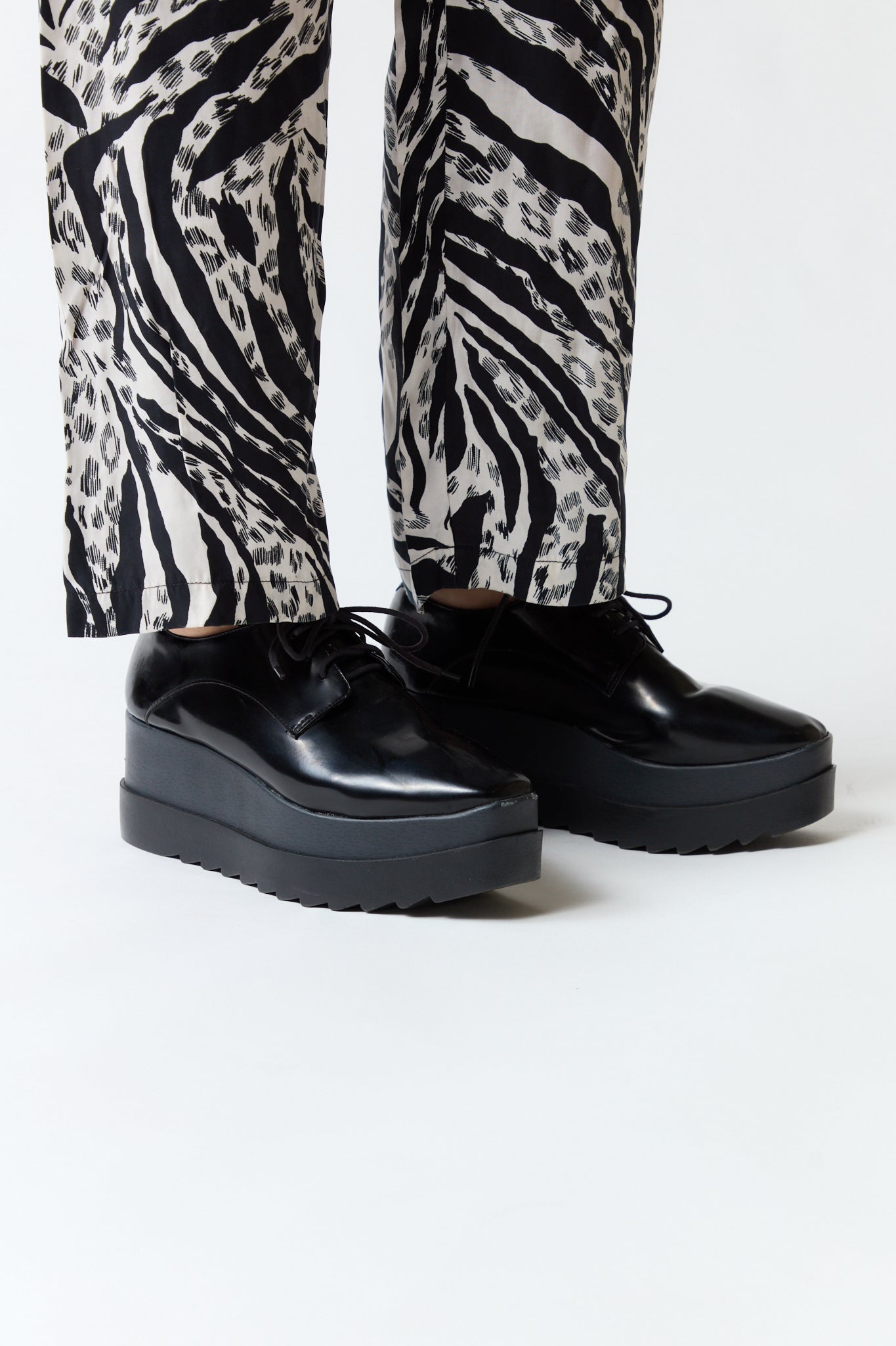 mujer vistiendo producto negro Prüne, estilo urbano en estudio