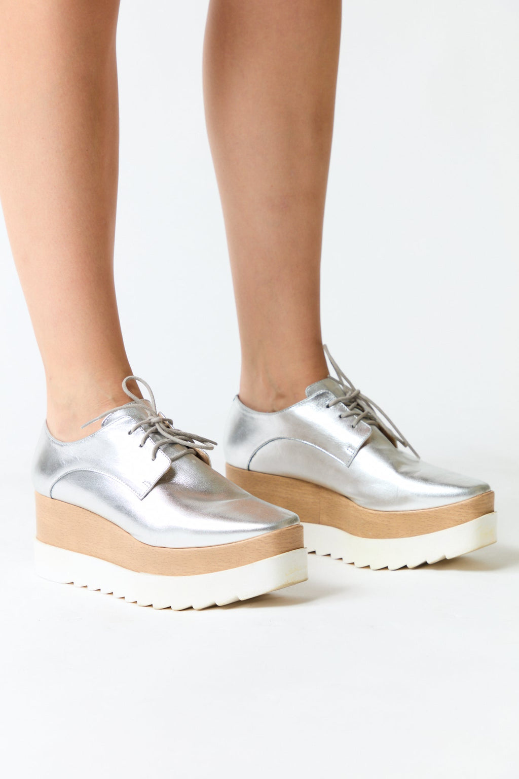 mujer vistiendo producto plateado Prüne, estilo urbano en estudio