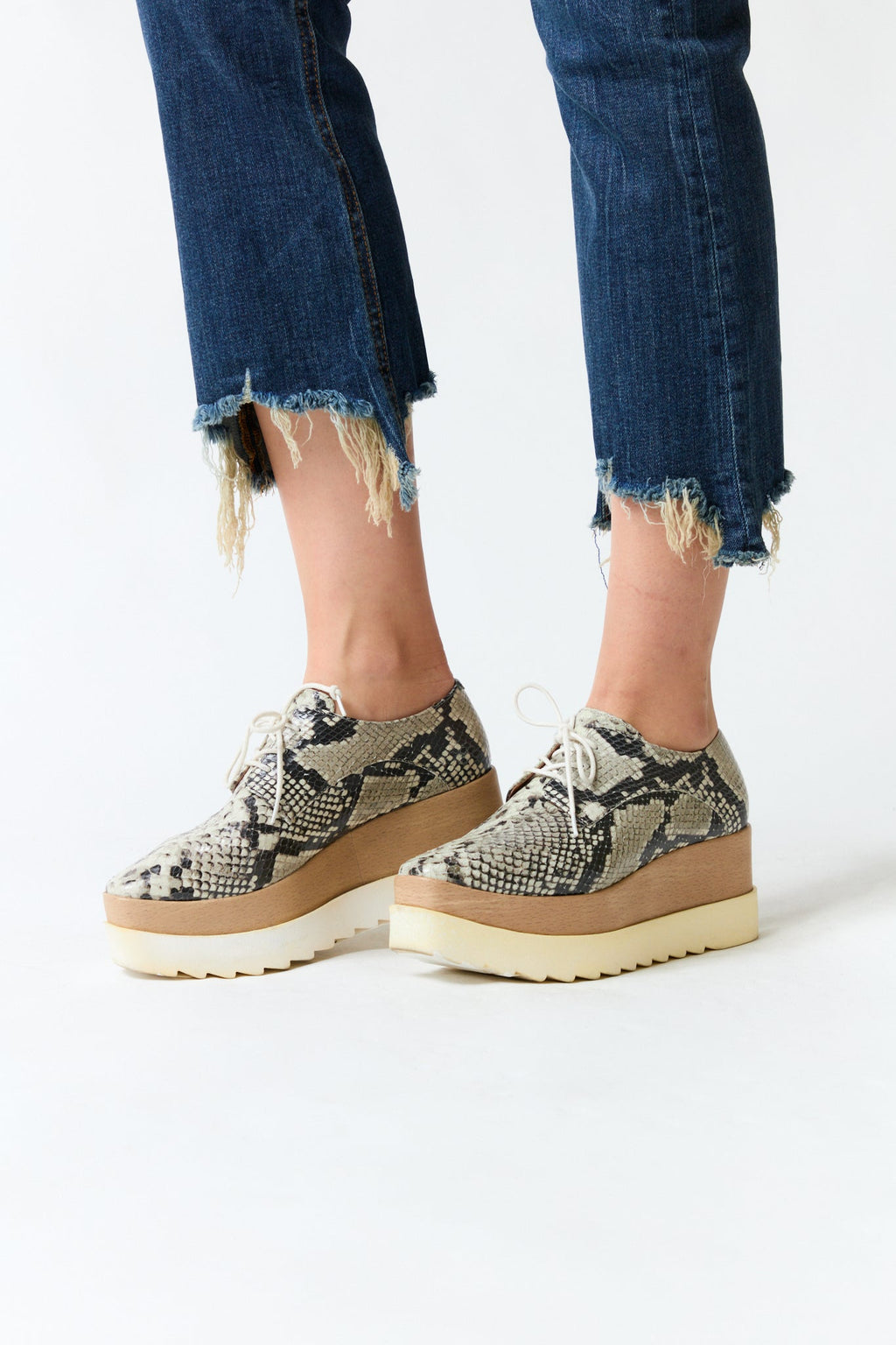 mujer vistiendo producto Prüne, estilo urbano en estudio