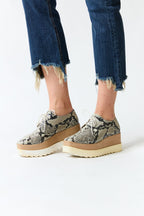 mujer vistiendo producto Prüne, estilo urbano en estudio