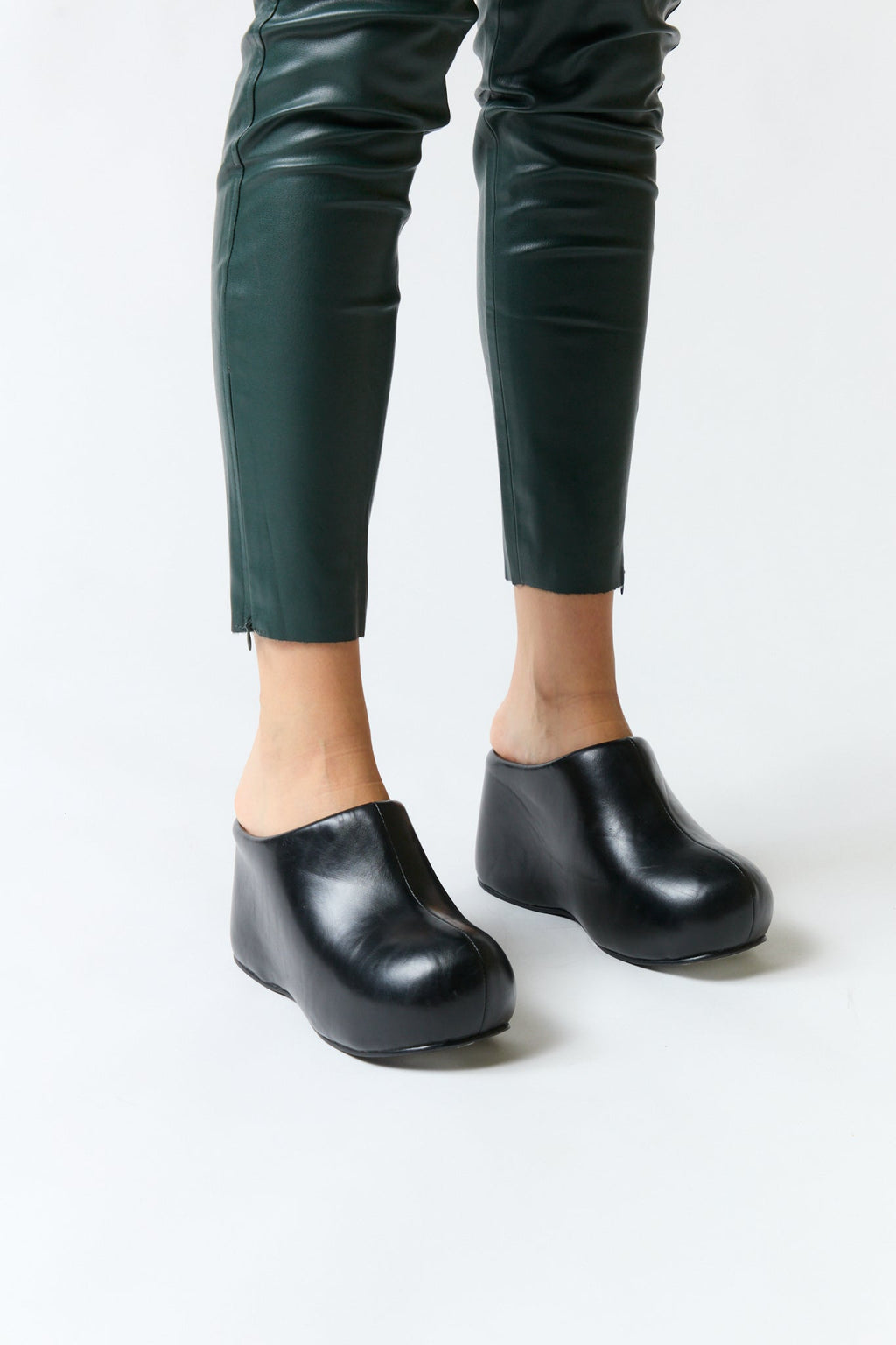 mujer vistiendo producto negro Jeffrey Campbell, estilo urbano en estudio