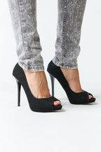 mujer vistiendo producto negro Aldo, estilo urbano en estudio