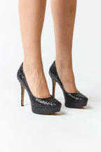 mujer vistiendo producto negro Nine West, estilo urbano en estudio