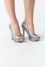 mujer vistiendo producto plateado De Blossom, estilo urbano en estudio